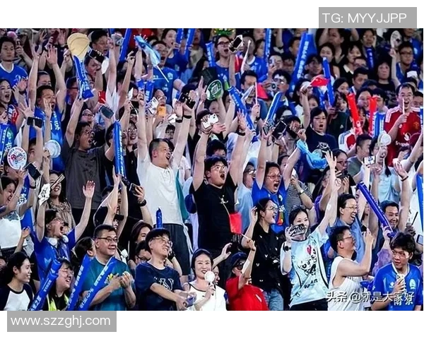 街头偶遇足球明星瞬间记录球迷热情与偶像互动的精彩视频